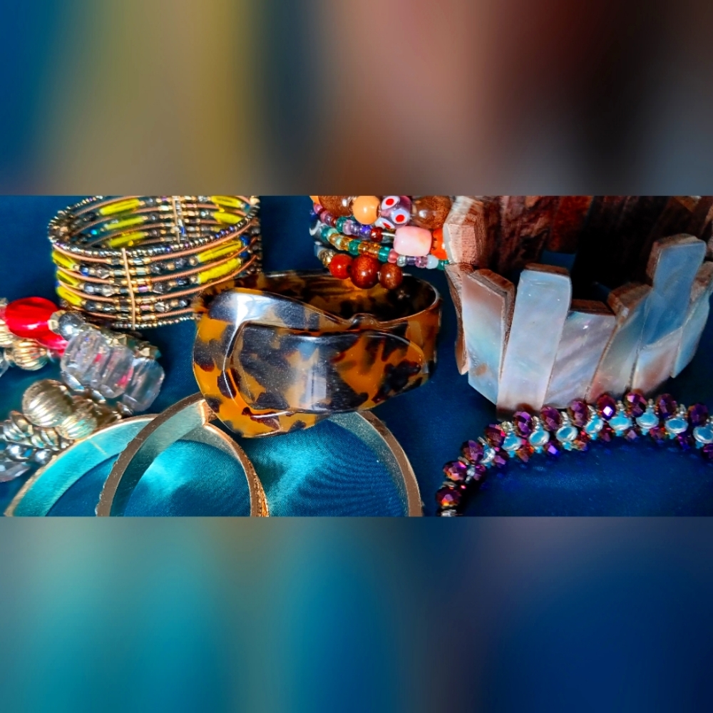 Lot of 8 bracelets vintage super trendy